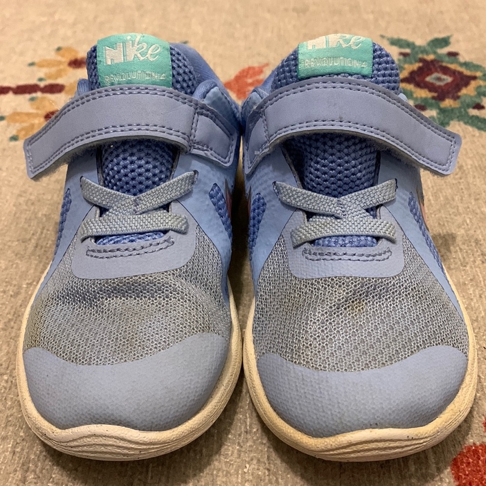 GUC Nike Revolution 4 Sneakers